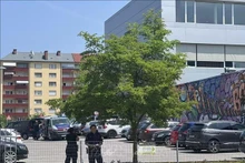 Police stand guard at the scene of the school shooting in Graz, Austria, on June 10, 2025. (Photo: THX/VNA)
