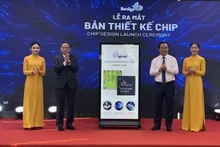 Chairman of the Ho Chi Minh City People’s Committee Nguyen Van Duoc and Chairman of CT Group Tran Kim Chung conducted the ADC chip design launch ceremony. (Photo: NDO)