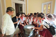 Students excitedly explore a model of the Dong Son drum — a symbol of Vietnamese culture. (Photo: Embassy of Viet Nam in Cuba)