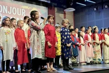 Vietnamese and French children perform the song "Bonjour Viet Nam" at the festival. (Photo: VNA)