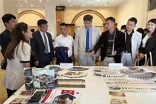 Korean businesses and partners visit an exhibition showcasing Lam Dong province's typical products. (Photo: VNA)