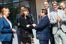 PM Pham Minh Chinh (second from right) visits the Karolinska Institutet. (Photo: VNA)