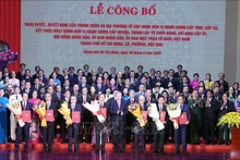 Party General Secretary To Lam (front, fifth from left) presents the resolutions and decisions on the merger of administrative units, the establishment of Party organisations, and the appointment of personnel at the ceremony in Ho Chi Minh City on June 30. (Photo: VNA)