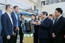 Prime Minister Pham Minh Chinh (second, right) visits the division of nuclear science and engineering (NSE) in the Physics Department at the Royal Institute of Technology (KTH) of Sweden on June 13, 2025. (Photo: VNA)