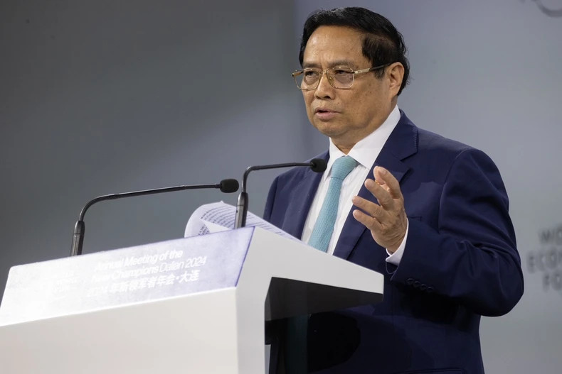 PM Pham Minh Chinh speaks at the plenary session.