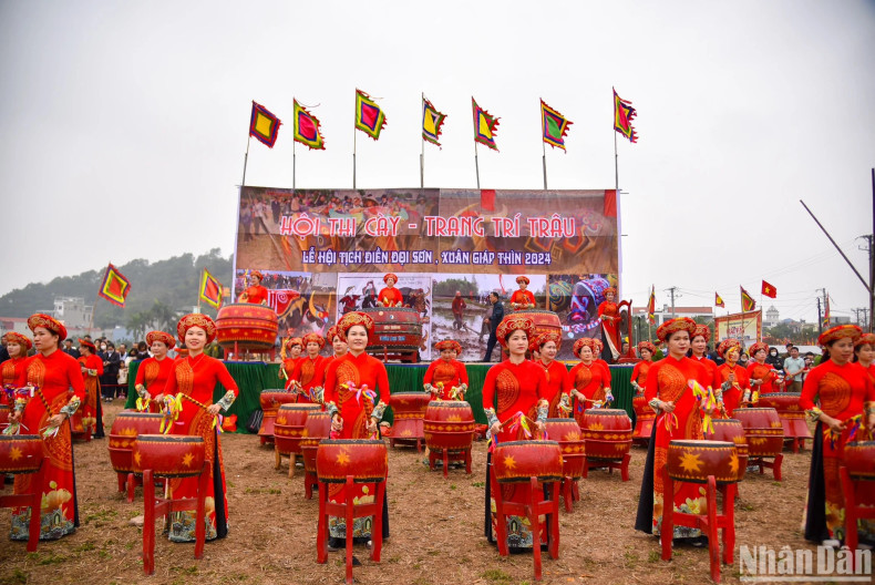 Opening the festival, Doi Tam villagers perform a drum and dragon dance, praying for a high-yield season and prosperity. Opening the festival, Doi Tam villagers perform a drum and dragon dance, praying for a high-yield season and prosperity.