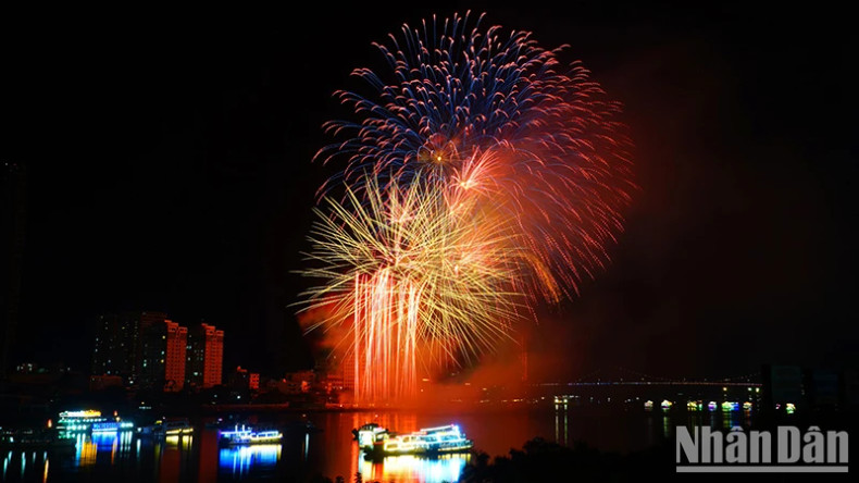 The performance entitled “Humanity – Bridge Among Nations” featured a series of giant and colourful fireworks, which symbolised the diversity of human experiences.