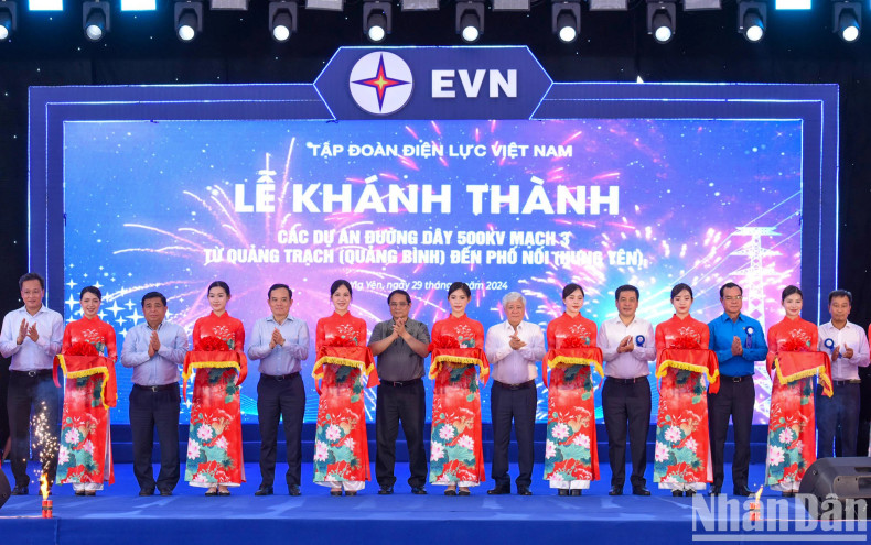 PM Pham Minh Chinh and other delegates perform the ribbon-cutting ceremony for the Circuit-3 500kV transmission line projects. PM Pham Minh Chinh and other delegates perform the ribbon-cutting ceremony for the Circuit-3 500kV transmission line projects.