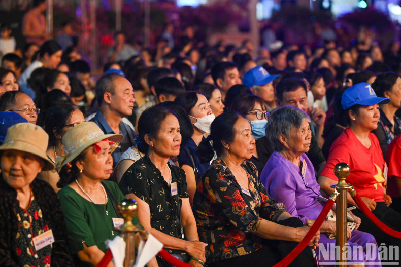 Numerous people enjoy the programme in Dien Bien.