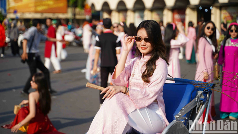 Tam Anh (in District 8, Ho Chi Minh City) said that, as usual, she likes to choose Ao Dai designs to take photos before the Lunar New Year. Tam Anh (in District 8, Ho Chi Minh City) said that, as usual, she likes to choose Ao Dai designs to take photos before the Lunar New Year.