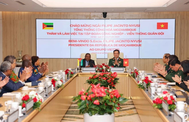 Mozambican President Filipe Jacinto Nyusi visits the Military Industry and Telecommunications Group (Viettel) on September 10 (Photo: VNA) Mozambican President Filipe Jacinto Nyusi visits the Military Industry and Telecommunications Group (Viettel) on September 10 (Photo: VNA)