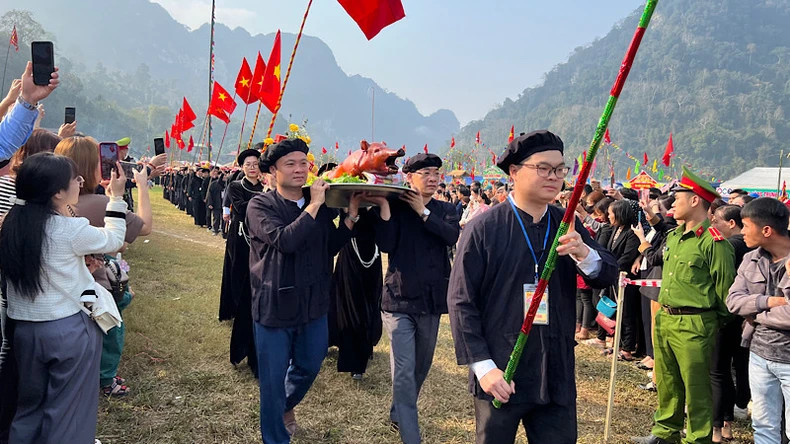 The parade of 15 trays of local specialties. (Photo: TUAN SON) The parade of 15 trays of local specialties. (Photo: TUAN SON)