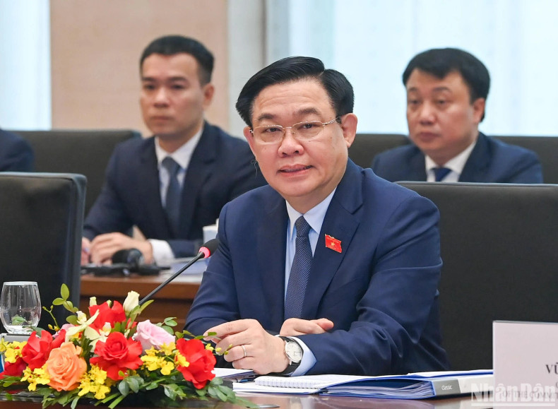 NA Chairman Vuong Dinh Hue delivers a speech at the reception.