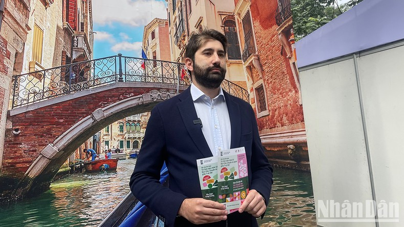 Francesco Arcuri, Deputy Ambassador of Italy to Vietnam, at the fair.