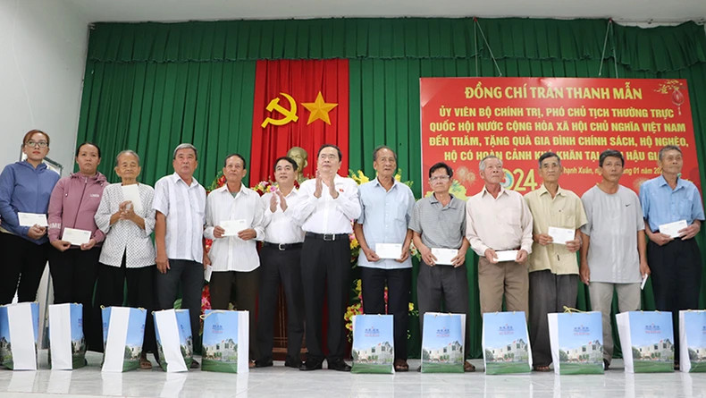 NA Standing Vice Chairman Tran Thanh Man presents Tet gifts to policy beneficiaries.