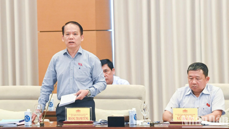 Chairman of the NA Committee for Legal Affairs Hoang Thanh Tung speaks at the meeting.