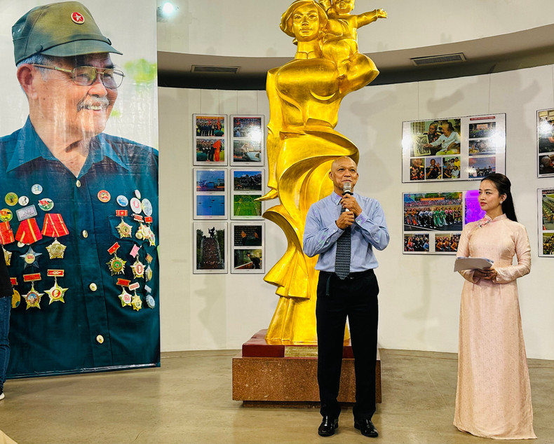 Photographer Nguyen Anh speaks at the exhibition. Photographer Nguyen Anh speaks at the exhibition.