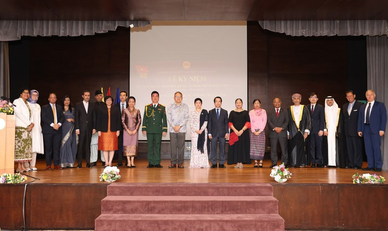 The ambassador and the defence attaché in Brunei pose for a photo with several distinguished guests.