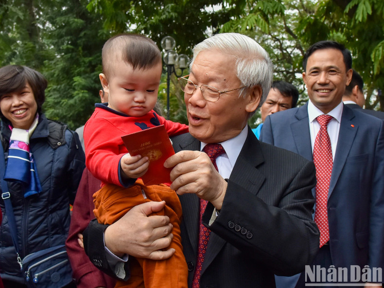 Party General Secretary Nguyen Phu Trong presents gifts to children at Ngoc Son Temple on the occasion of Lunar New Year.
