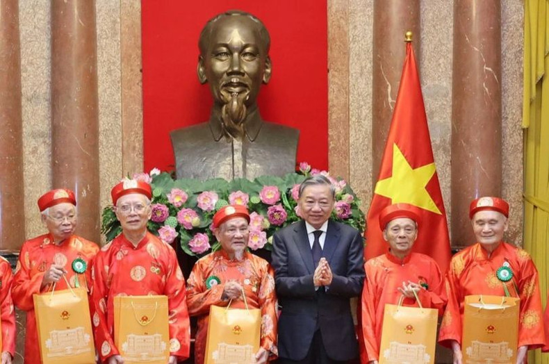 President To Lam presents gifts to the participants. (Photo: VNA)