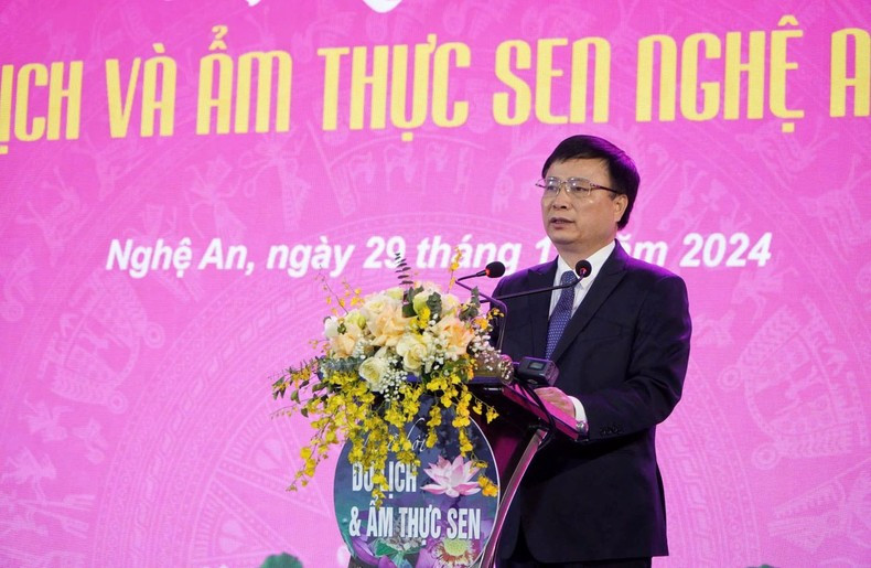 Vice Chairman of the Nghe An Provincial People's Committee, Bui Dinh Long, speaks at the ceremony.
