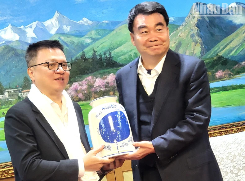 Editor-in-Chief Le Quoc Minh presents a gift from Nhan Dan Newspaper to comrade Wang Haizhou. Editor-in-Chief Le Quoc Minh presents a gift from Nhan Dan Newspaper to comrade Wang Haizhou.