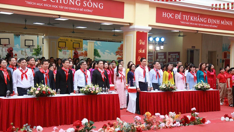 The delegates attend the ceremony to celebrate the 30th anniversary of Trang An High-Quality Primary School. The delegates attend the ceremony to celebrate the 30th anniversary of Trang An High-Quality Primary School.