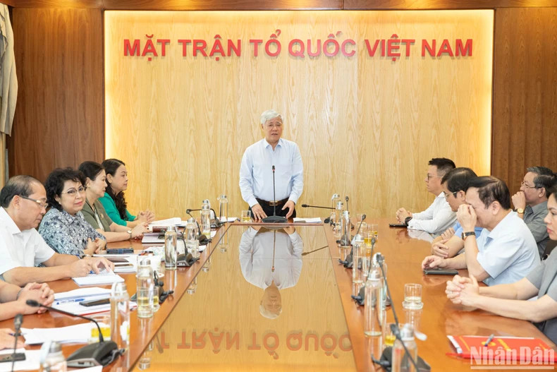 Politburo member, Secretary of the PCC and Chairman of the Vietnam Fatherland Front Central Committee Do Van Chien expressed gratitude for Nhan Dan Newspaper’s efforts to assist those affected by the natural disasters. (Photo: SON TUNG)