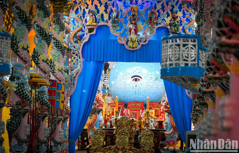 The bat quai (bagua) area is located at the end of the Holy Temple and has a yellow painted roof. This area has eight dragon-designed pillars arranged in a bagua shape. In the middle, there is a celestial sphere with a diameter of 3.3 metres. This is also a special part of the Holy See compared to others of Caodaism. The celestial sphere symbolises the cosmogony of the religion.