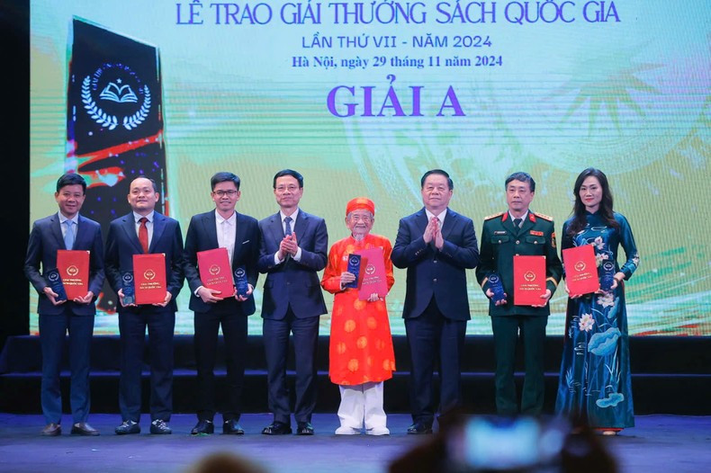 The A prize-winning authors and publishing units. (Photo: MINH QUYET)