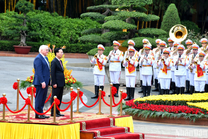 The two Presidents listen to the national anthems of the two countries. The two Presidents listen to the national anthems of the two countries.