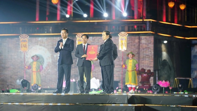 NA Chairman Tran Thanh Man hands over the NA Standing Committee’s Resolution on reorganising district- and commune-level administrative units for Hue City to provincial leaders. NA Chairman Tran Thanh Man hands over the NA Standing Committee’s Resolution on reorganising district- and commune-level administrative units for Hue City to provincial leaders.