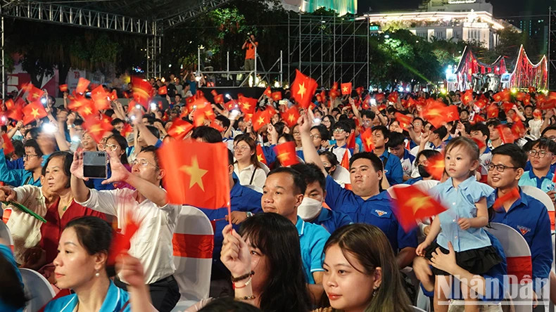The audiences wave national flags. The audiences wave national flags.