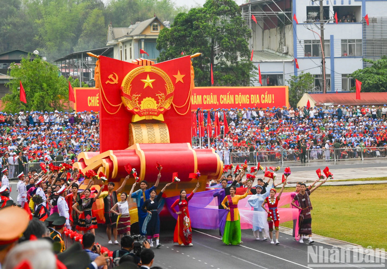 A float carrying the National Emblem of the Socialist Republic of Vietnam.