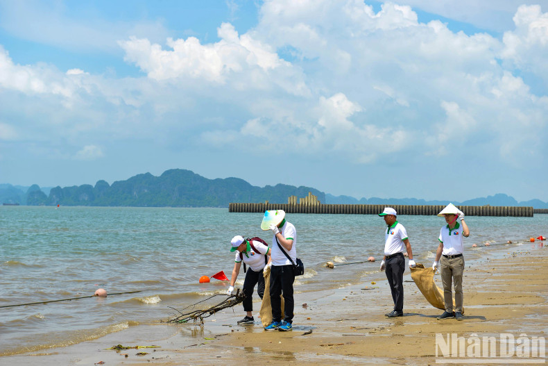 Following the opening ceremony, nearly 200 delegates pick up and collect trash along Bai Chay beach and Ha Long Bay.