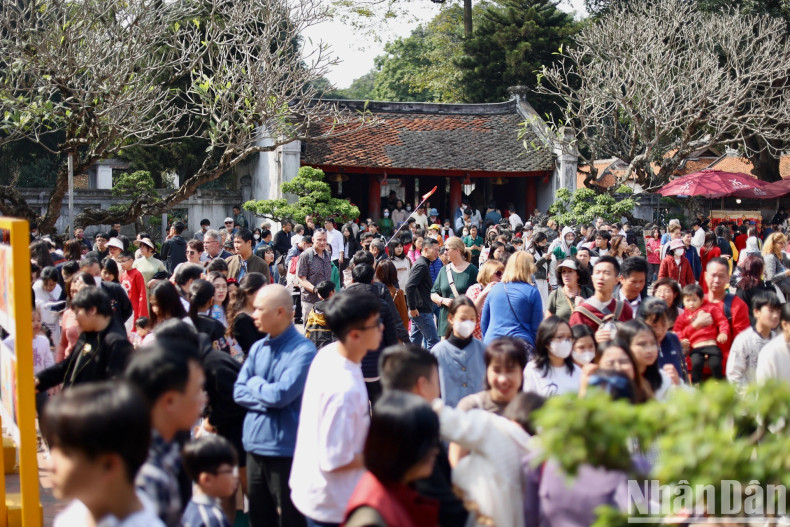 As noon approaches, the number of people flocking to the Temple of Literature becomes more crowded. As noon approaches, the number of people flocking to the Temple of Literature becomes more crowded.