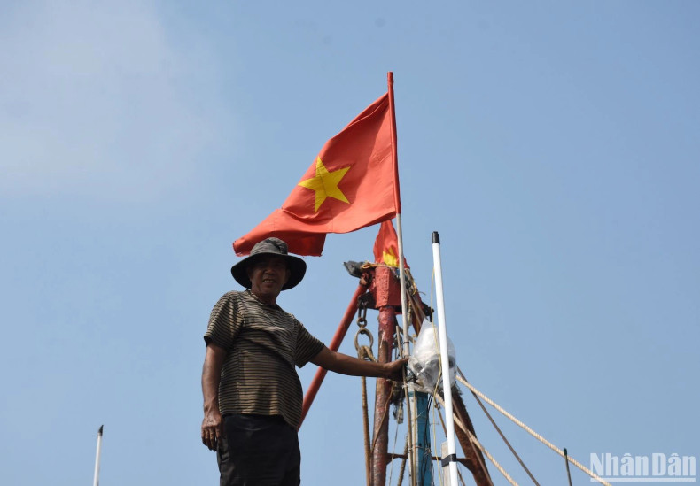 … and re-hunging the national flags in front of the boats. … and re-hunging the national flags in front of the boats.