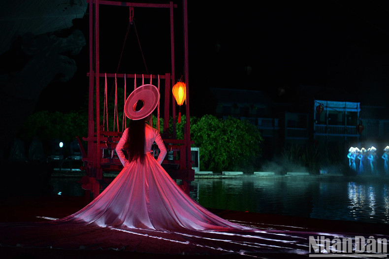 A Hoi An woman recounts historical and folk cultural stories.