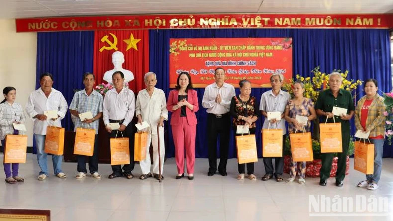 The delegation of Vice President Vo Thi Anh Xuan presents gifts to poor households in My Hoa Hung Commune.