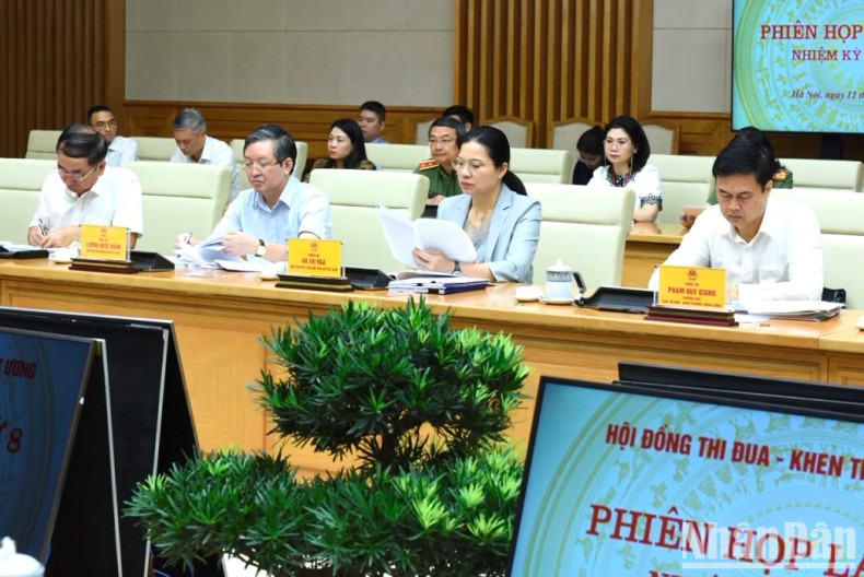 Members of the National Emulation-Commendation Council attend the meeting.