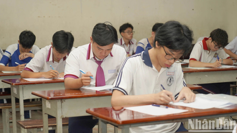 Ho Chi Minh City has about 90,000 candidates, including over 5,780 independent ones. There are 162 exam sites around the city, mobilising about 11,790 exam supervisors, and nearly 3,300 staff serving the exam. Ho Chi Minh City has about 90,000 candidates, including over 5,780 independent ones. There are 162 exam sites around the city, mobilising about 11,790 exam supervisors, and nearly 3,300 staff serving the exam.