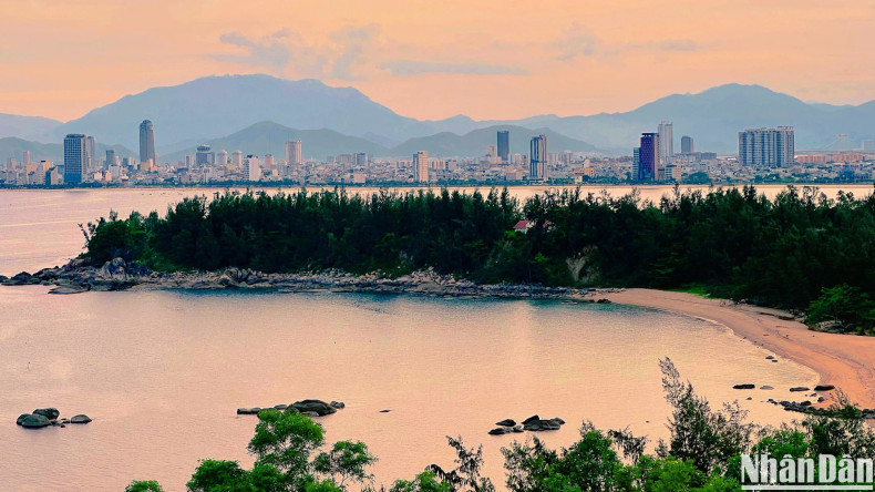 To watch the sunset from Son Tra, visitors can choose to rest at a roadside cafe or stop at a permitted parking location to avoid traffic obstruction. To watch the sunset from Son Tra, visitors can choose to rest at a roadside cafe or stop at a permitted parking location to avoid traffic obstruction.