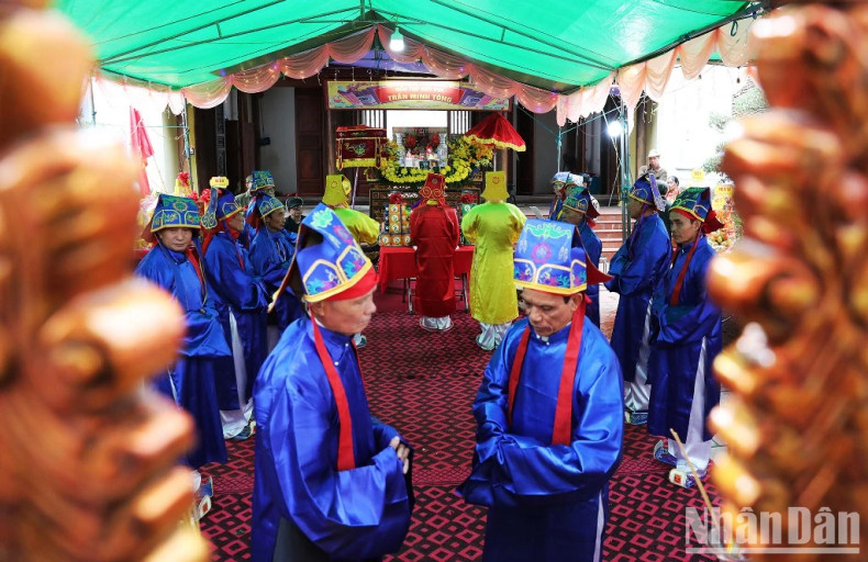 The main ritual is held in a solemn atmosphere at King Tran Minh Tong Temple. The main ritual is held in a solemn atmosphere at King Tran Minh Tong Temple.