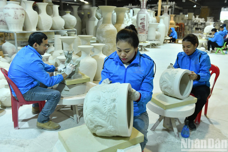 Workers are shaping spiritual ceramic products and worship objects. Workers are shaping spiritual ceramic products and worship objects.