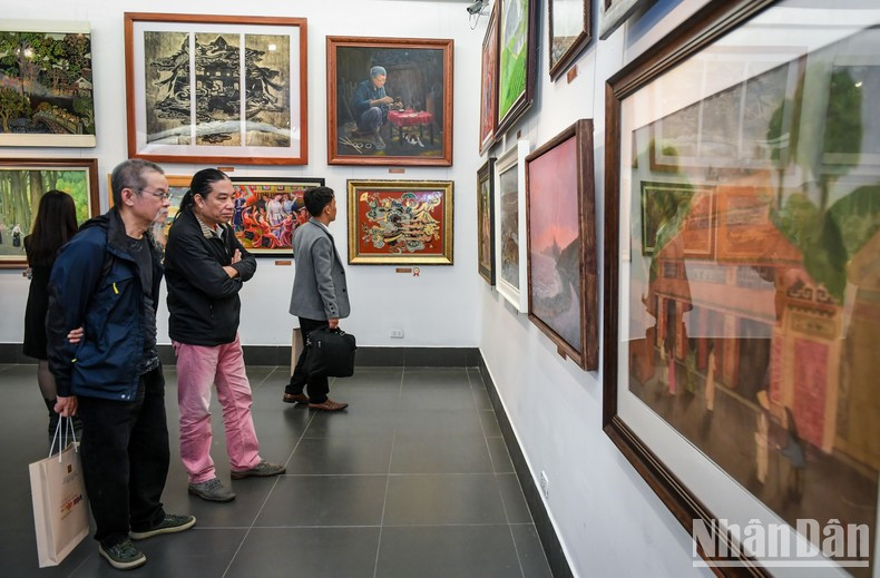 The competition attracts great attention from professionals and artists.