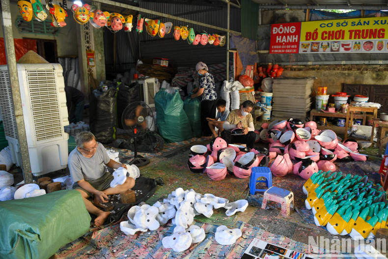 Ong Hao villagers are busy with various stages of producing papier-mâché masks. Ong Hao villagers are busy with various stages of producing papier-mâché masks.
