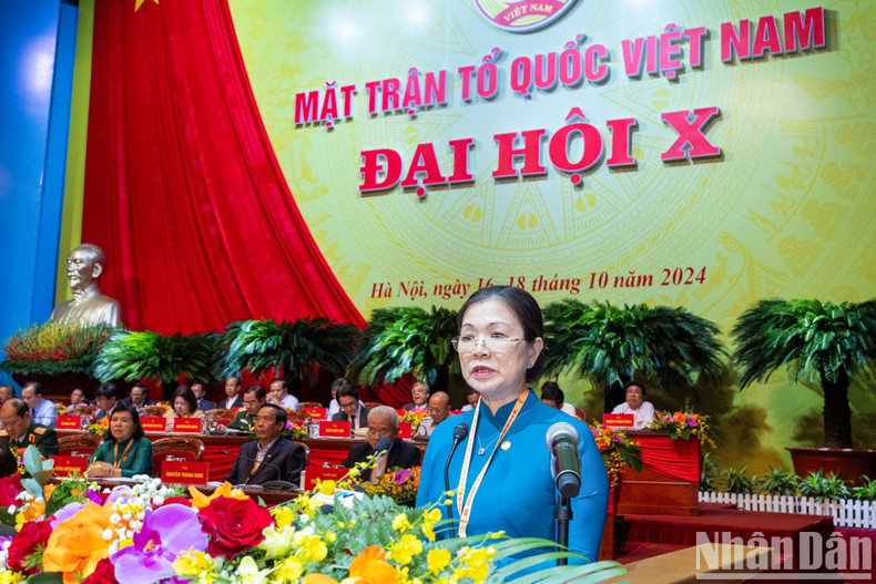 Vice President of the VFF Central Committee Truong Thi Ngoc Anh speaks at the session.