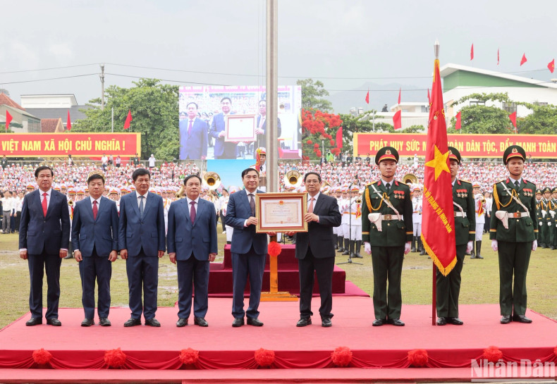 On behalf of the Party and State leaders, Prime Minister Pham Minh Chinh awarded the Independence Order, first class, to the Party Committee, authorities and people of all ethnic groups in Dien Bien Province.