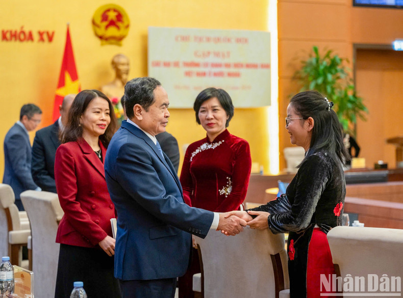 NA leader Tran Thanh Man and ambassadors and heads of Vietnam's representative offices abroad at the meeting.
