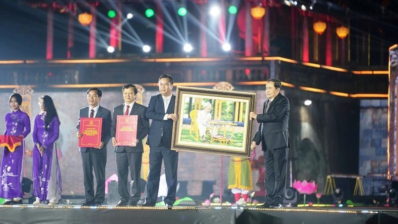 NA Chairman Tran Thanh Man presents a painting of President Ho Chi Minh to the leaders of the Thua Thien Hue Provincial Party Committee. NA Chairman Tran Thanh Man presents a painting of President Ho Chi Minh to the leaders of the Thua Thien Hue Provincial Party Committee.